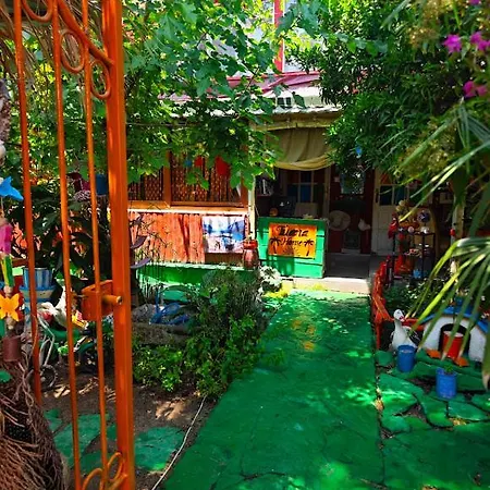 Tuana Garden Bed & Breakfast 3*