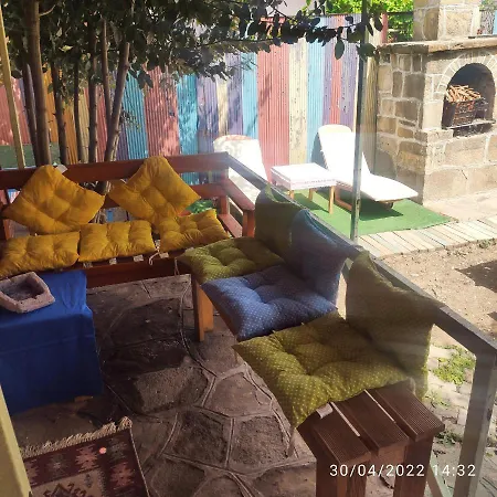 Tuana Garden Bed & Breakfast Side