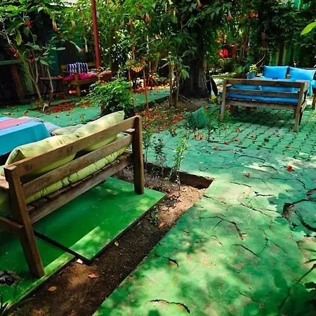 לינה וארוחת בוקר Tuana Garden 3*