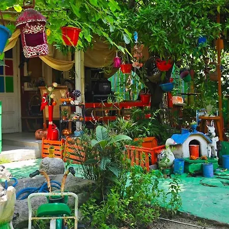 לינה וארוחת בוקר Tuana Garden סייד