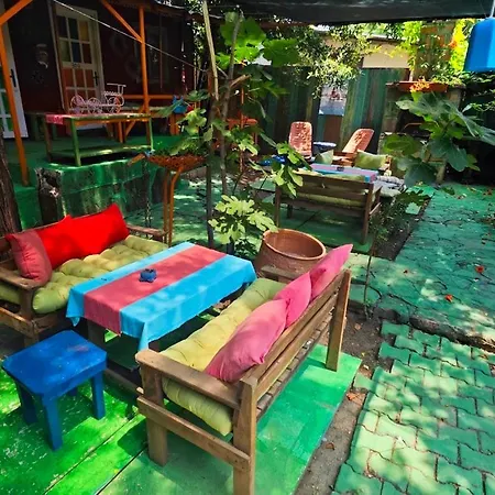 לינה וארוחת בוקר Tuana Garden סייד