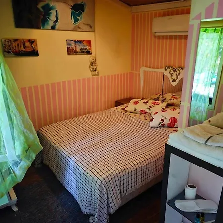 לינה וארוחת בוקר Tuana Garden 3*