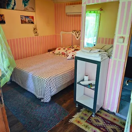 Tuana Garden Bed & Breakfast Side