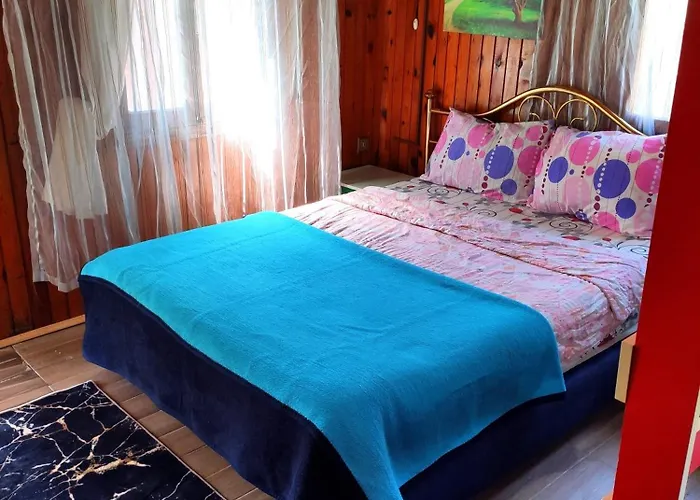 Tuana Garden Bed & Breakfast Side