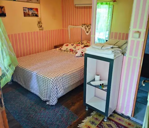 Tuana Garden Bed & Breakfast Side