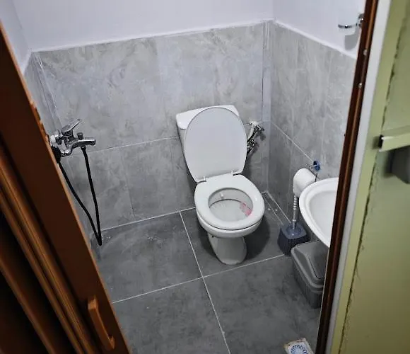 Tuana Garden Bed & Breakfast Side