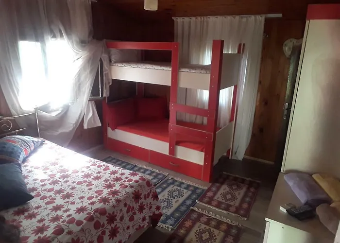 Tuana Garden Bed & Breakfast Side